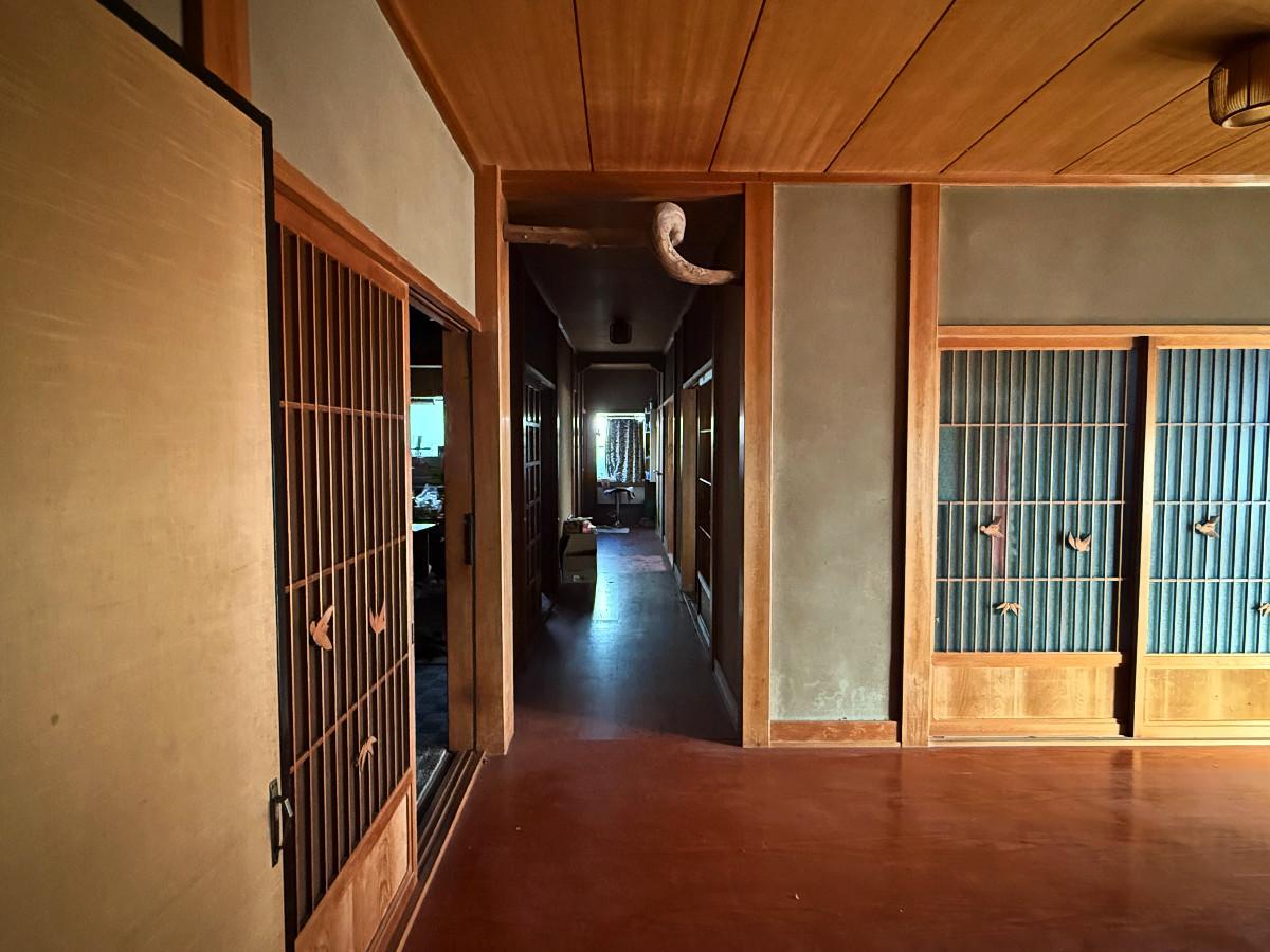 京都市左京区大原戸寺町191の売買物件/玄関間奥東には個室、ダイニングキッチン、水回りと続いていきます