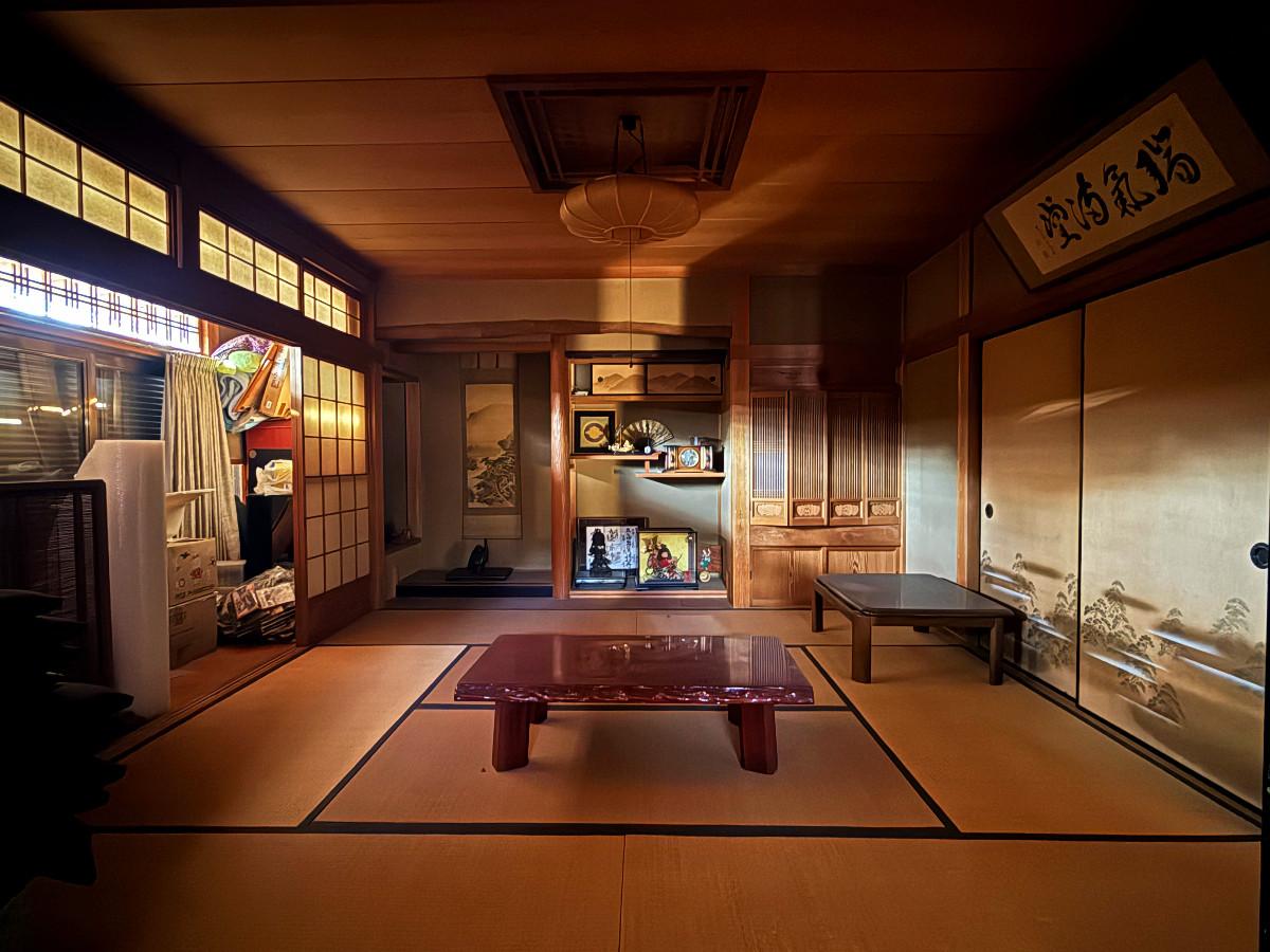 京都市左京区大原戸寺町191の売買物件/玄関間左手の2間続きの和室。雨戸を閉じていますが、開放すればまぶしいくらいの日差しが差し込んできます。いい材料で端正に作ったという納まりが各所に