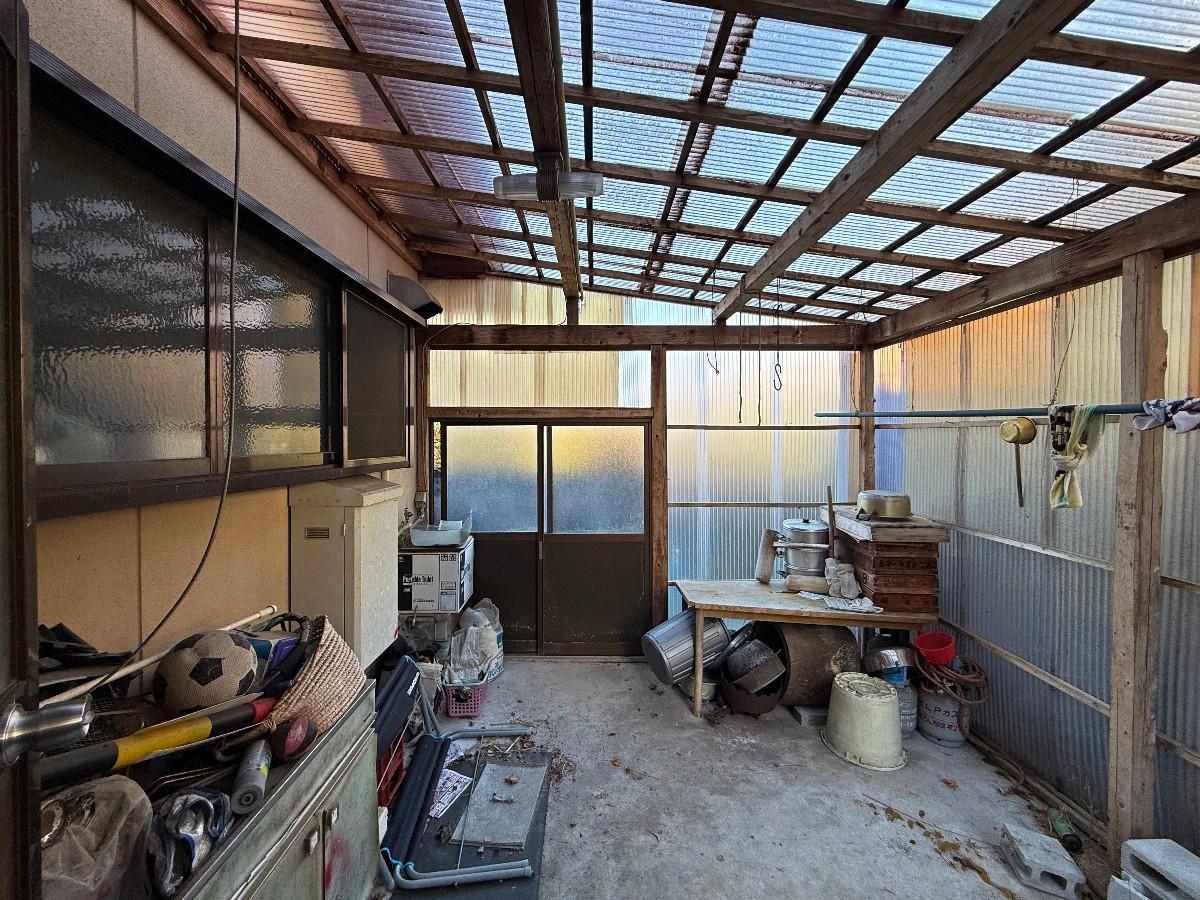 京都市左京区大原戸寺町191の売買物件/東側勝手口外には屋根付き作業スペース。雪も多いエリアなのでここは重宝しますね
