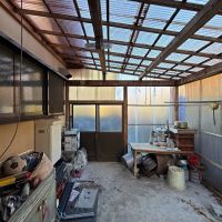 京都市左京区大原戸寺町191の売買物件/東側勝手口外には屋根付き作業スペース。雪も多いエリアなのでここは重宝しますね