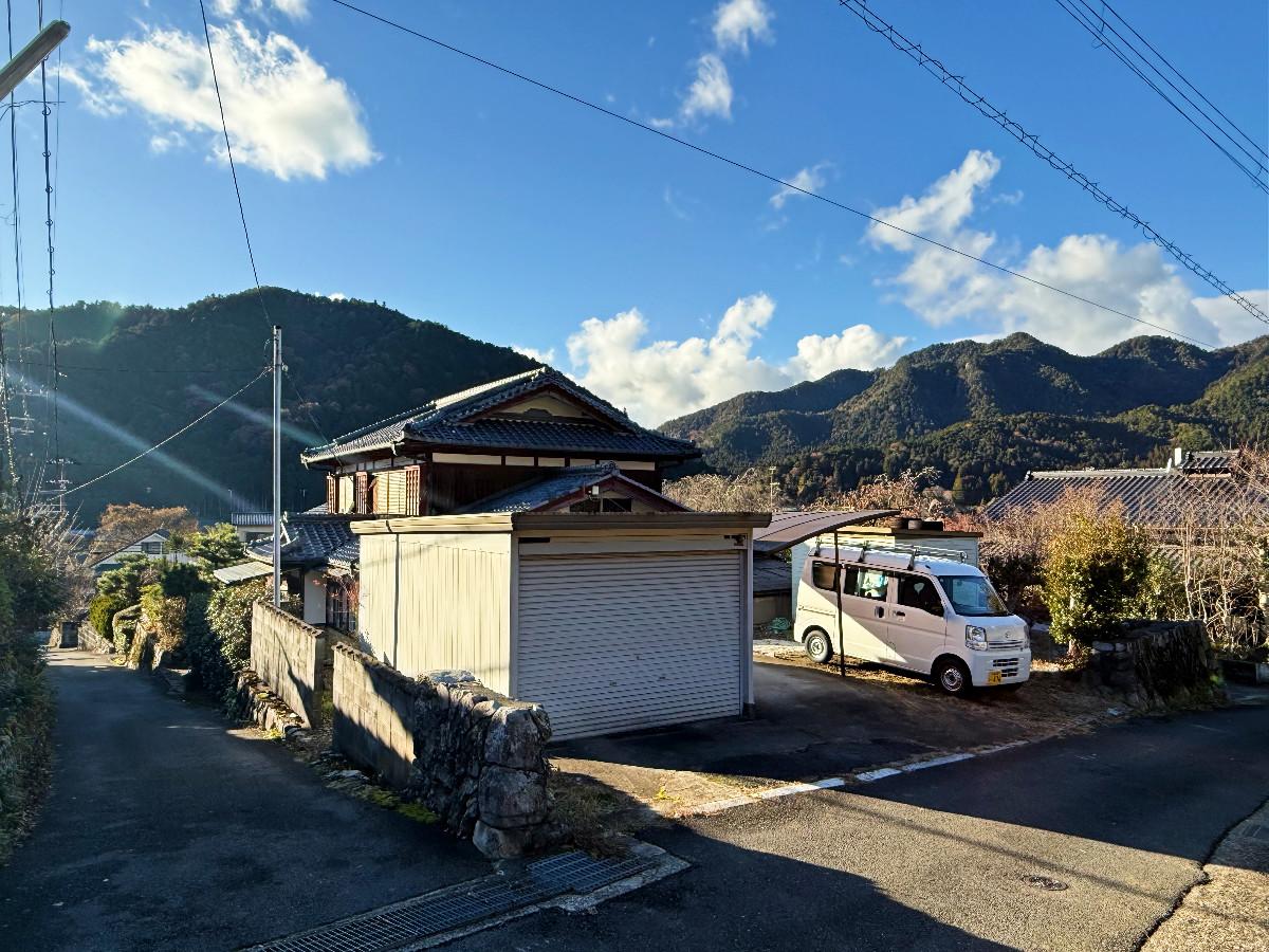 京都市左京区大原戸寺町191の売買物件/東側は一段上がって駐車場スペース。農機具小屋と車が2台置けます