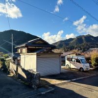 京都市左京区大原戸寺町191の売買物件/東側は一段上がって駐車場スペース。農機具小屋と車が2台置けます