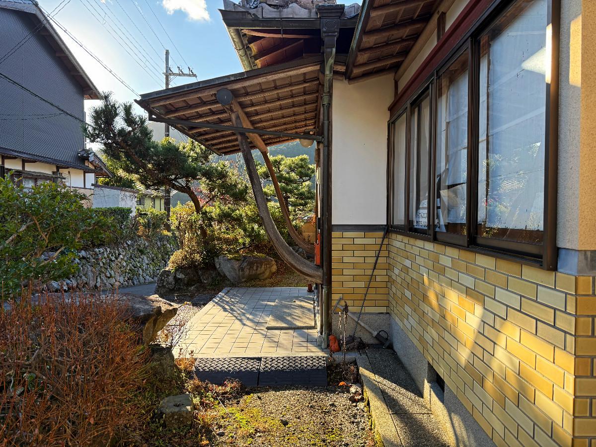 京都市左京区大原戸寺町191の売買物件/玄関の横顔。軒の支えも大工さんのこだわりの曲がりの銘木が。月日が経っても狂いなく良い味出てきています