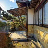 京都市左京区大原戸寺町191の売買物件/玄関の横顔。軒の支えも大工さんのこだわりの曲がりの銘木が。月日が経っても狂いなく良い味出てきています