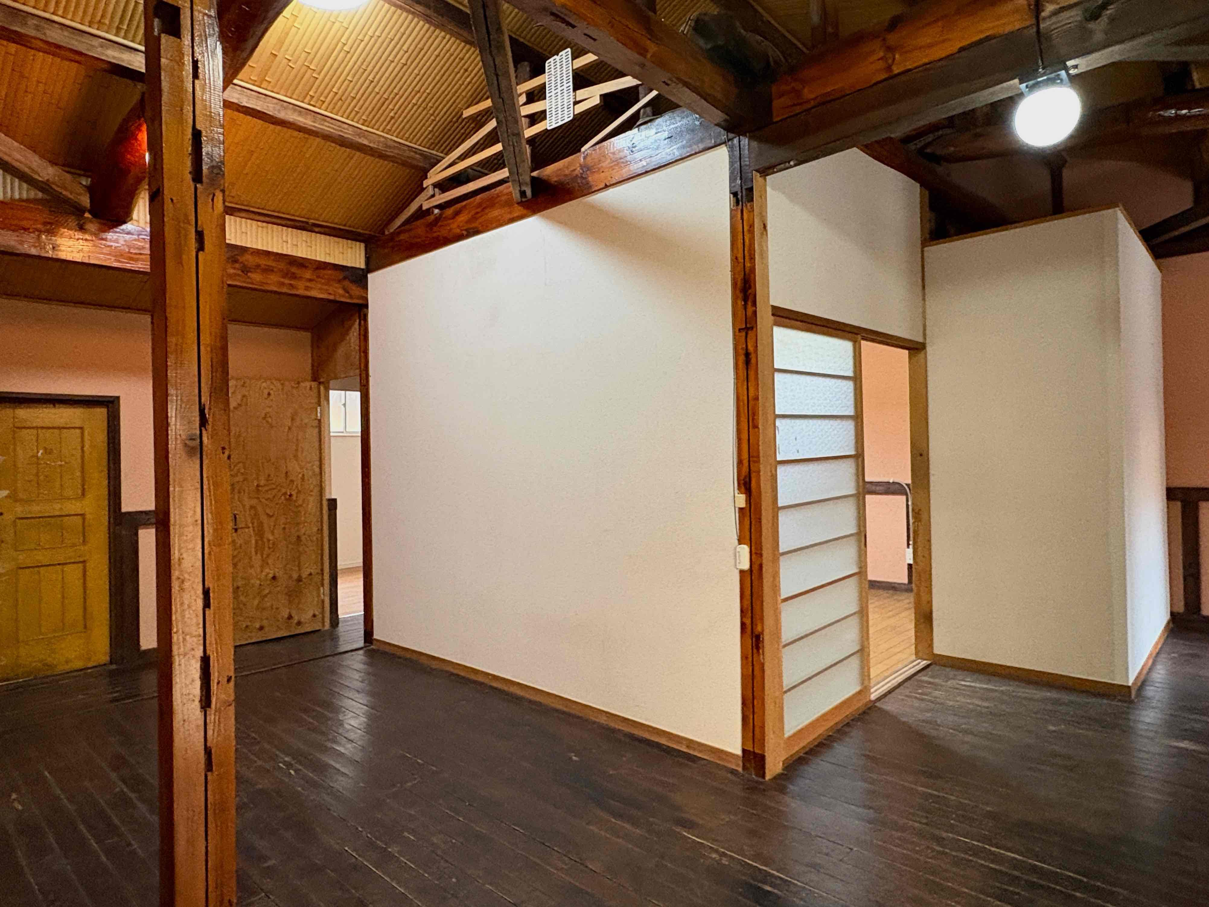 京都市北区紫竹上梅ノ木町2番地の賃貸物件/リビング中央に6帖の居室。収納部屋かはたまた趣味部屋か幅広く使えそう