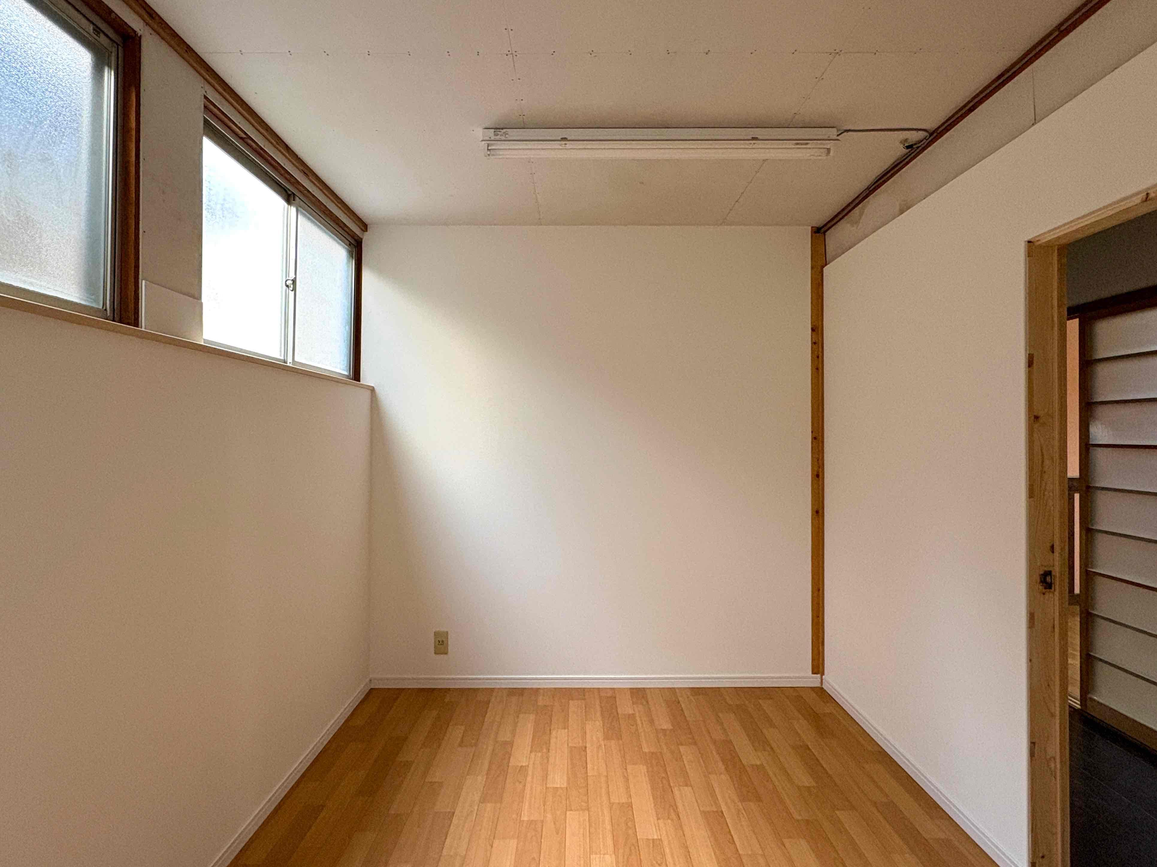 京都市北区紫竹上梅ノ木町2番地の賃貸物件/南側の居室には窓が設置されています。位置が高く適度に光を取り込んでくれそう