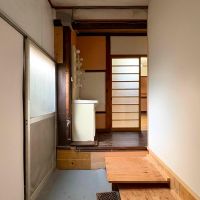 京都市北区紫竹上梅ノ木町2番地の賃貸物件/洗面横の土間に室内洗濯機置き場。左手の引き戸を開ければ目の前に塀が反り立つ