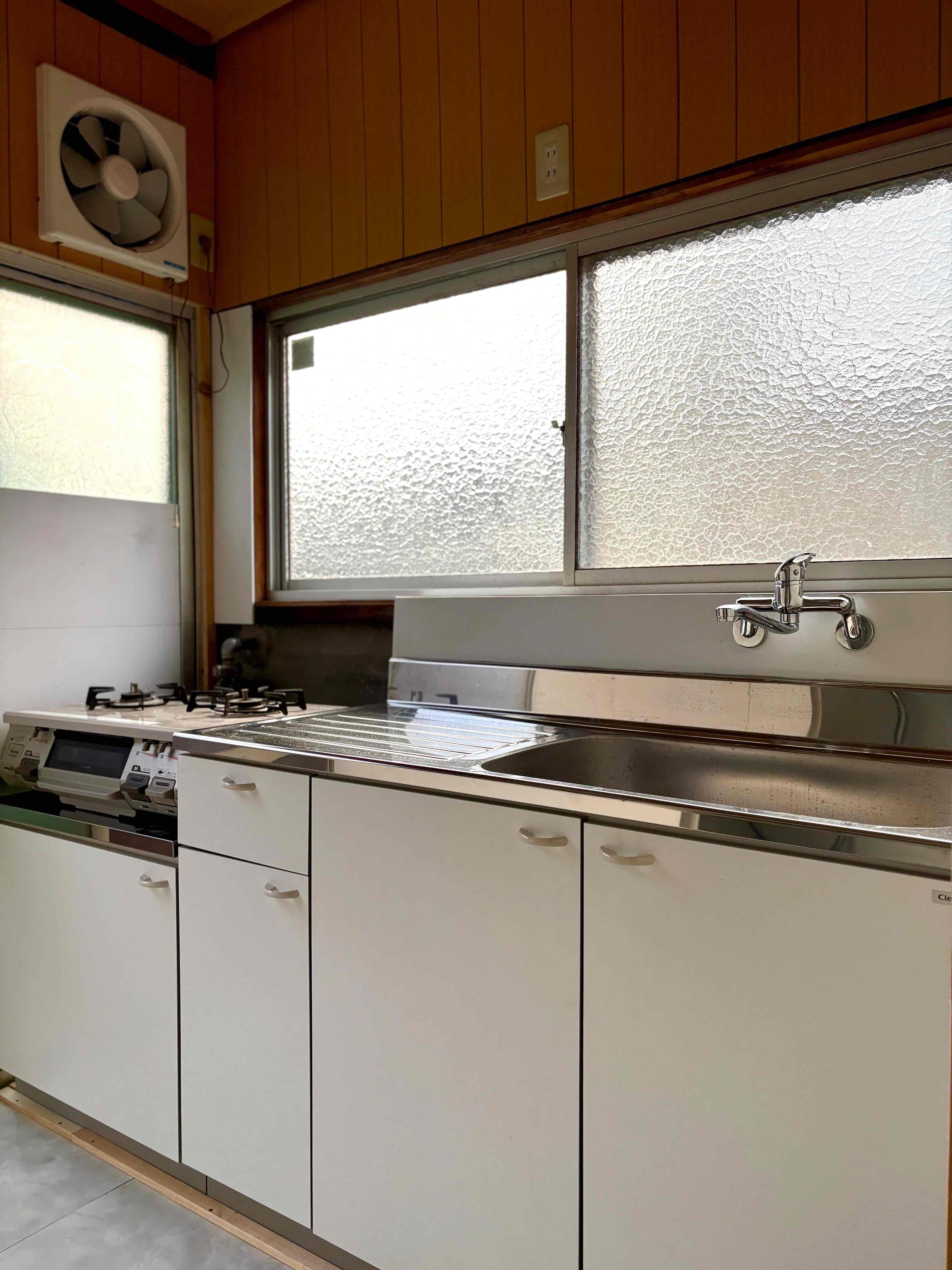 京都市北区紫竹上梅ノ木町2番地の賃貸物件/キッチンは明るく気持ちよく使用できそう