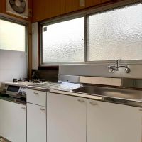 京都市北区紫竹上梅ノ木町2番地の賃貸物件/キッチンは明るく気持ちよく使用できそう