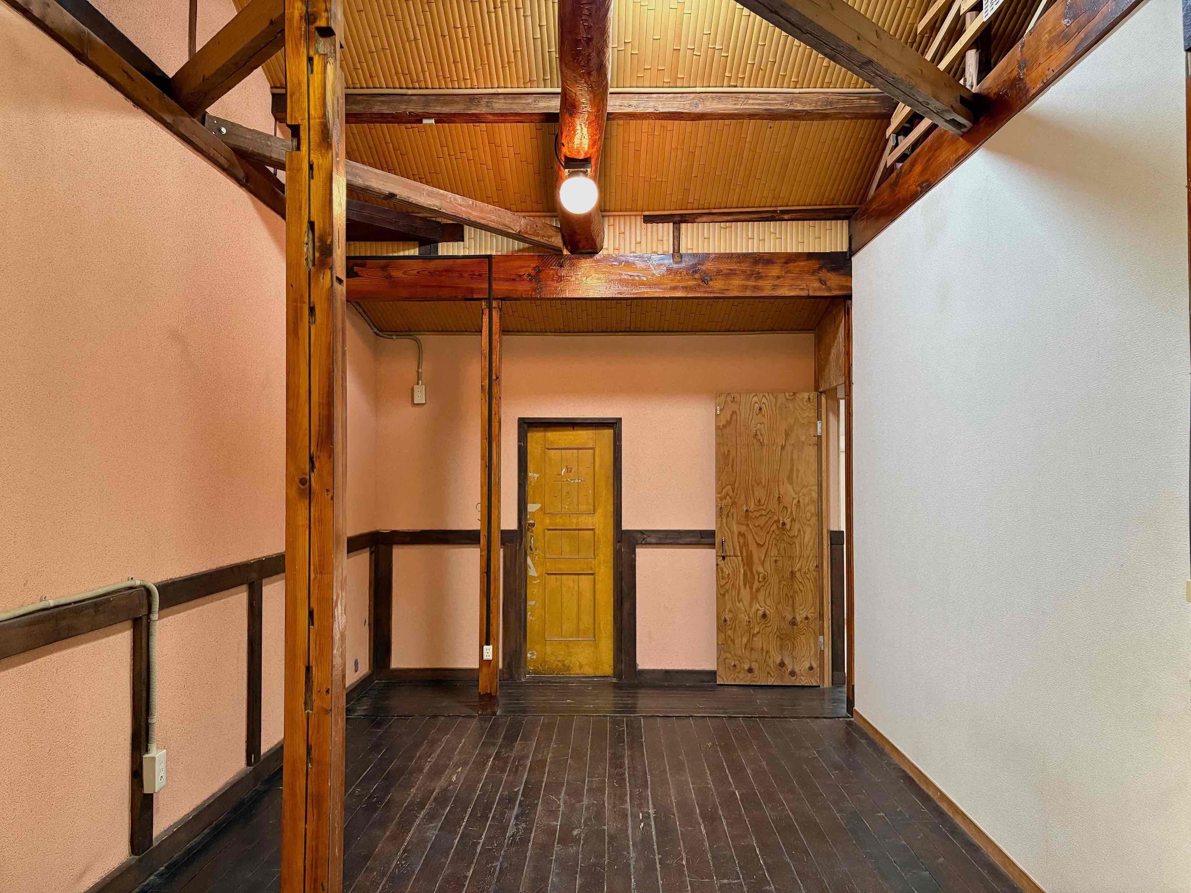 京都市北区紫竹上梅ノ木町2番地の賃貸物件/天高があって圧迫感なんかは感じ無いリビング。ただ窓が無いので日中も照明は必須かと