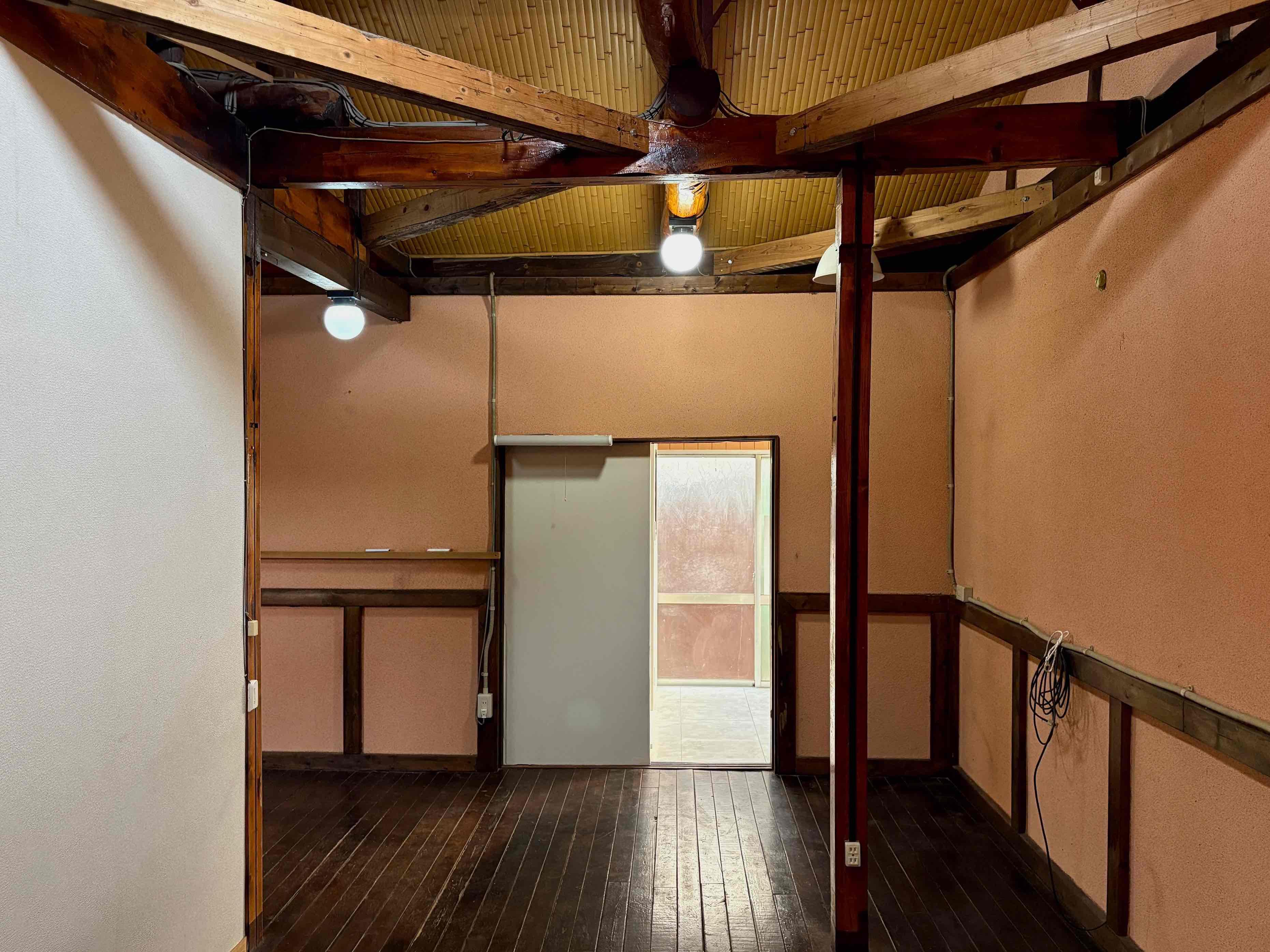 京都市北区紫竹上梅ノ木町2番地の賃貸物件/竹の天板、頭上に走る梁、渋い色合いの床。個性的な組み合わせでこの家ならではの雰囲気を生み出していました