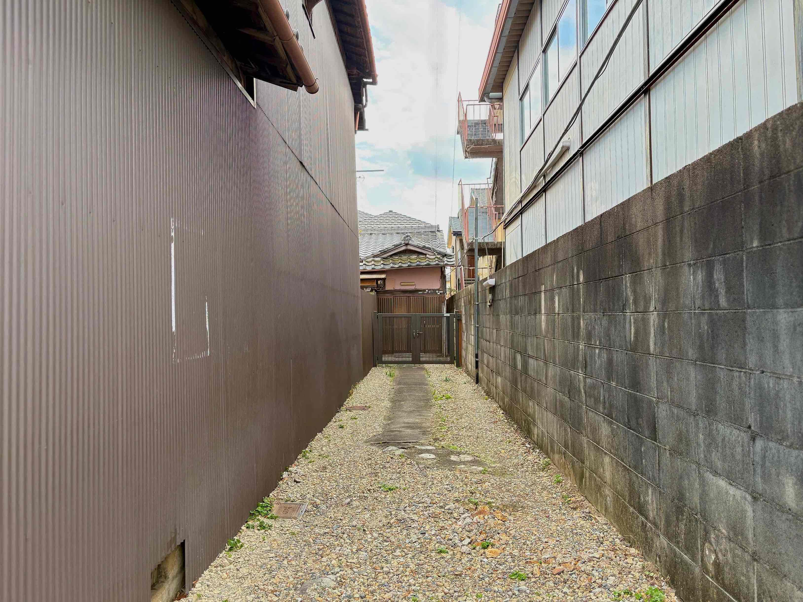 京都市北区紫竹上梅ノ木町2番地の賃貸物件/本物件へと続く専用のアプローチ。友達が来ても自転車起き放題ですね。