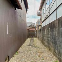 京都市北区紫竹上梅ノ木町2番地の賃貸物件/本物件へと続く専用のアプローチ。友達が来ても自転車起き放題ですね。