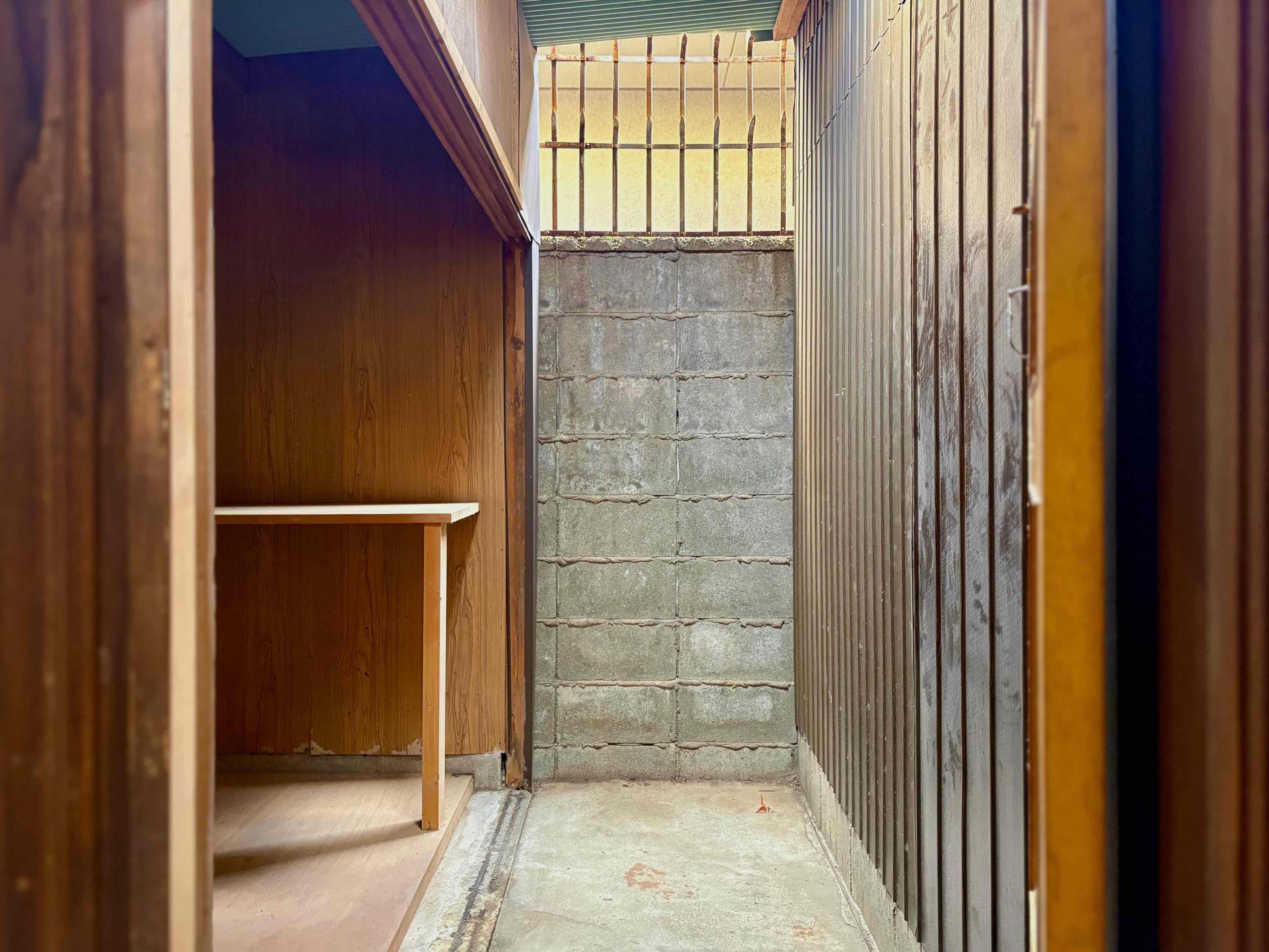 京都市北区紫竹上梅ノ木町2番地の賃貸物件/半外の土間、物置スペースは何かの作業場所としても使えそう