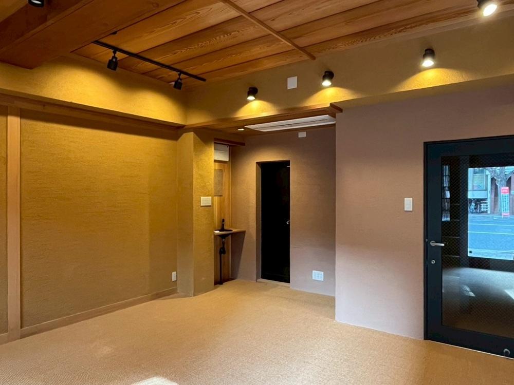 京都市左京区東丸太町32-2の賃貸物件/1F｜右手のドアから階段。左手奥のドアはちょっとした外部へ。