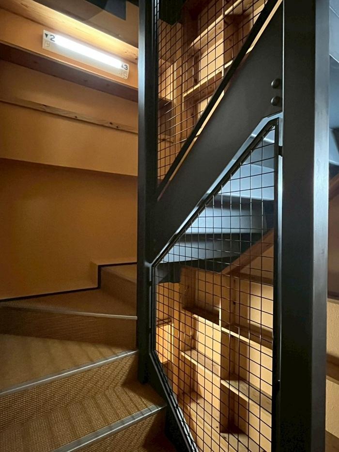 京都市左京区東丸太町32-2の賃貸物件/階段室壁面にはディスプレイ出来る棚がビッシリ。