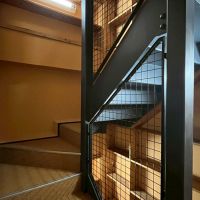 京都市左京区東丸太町32-2の賃貸物件/階段室壁面にはディスプレイ出来る棚がビッシリ。