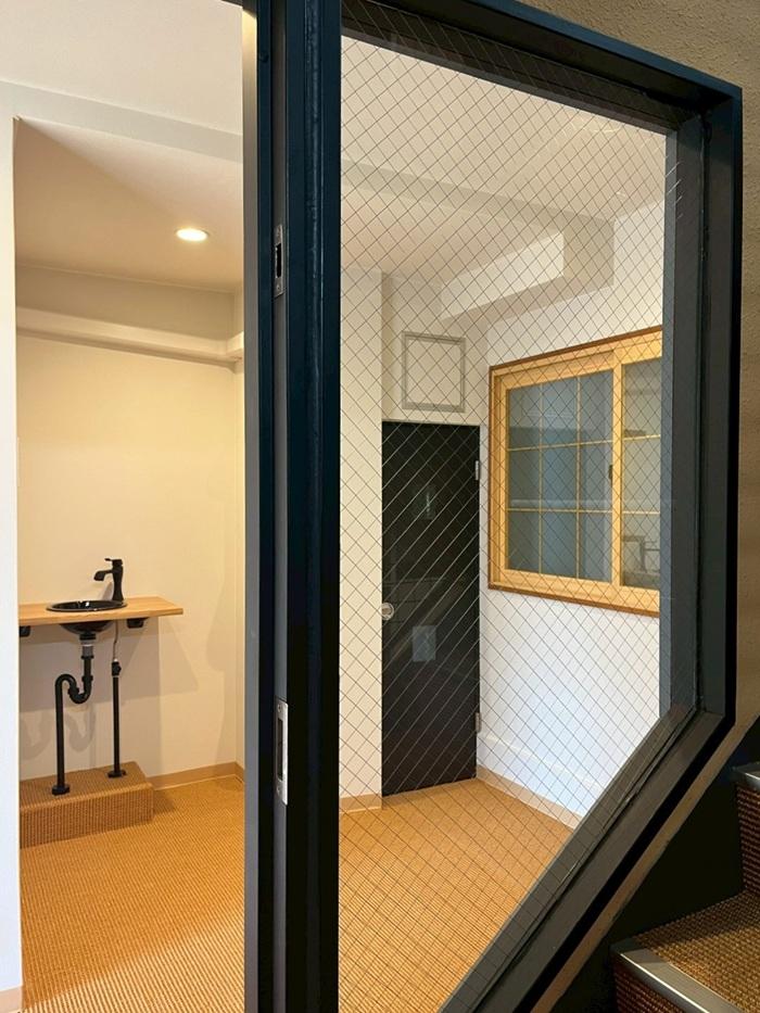 京都市左京区東丸太町32-2の賃貸物件/2F｜階段と個室の間にある余白。ここには手洗いとトイレ。
