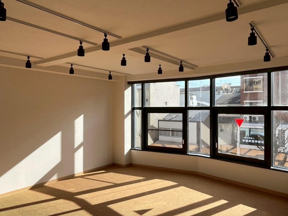 京都市左京区東丸太町32-2の賃貸物件/3F｜冬場の陽射しは室内の奥まで届きます