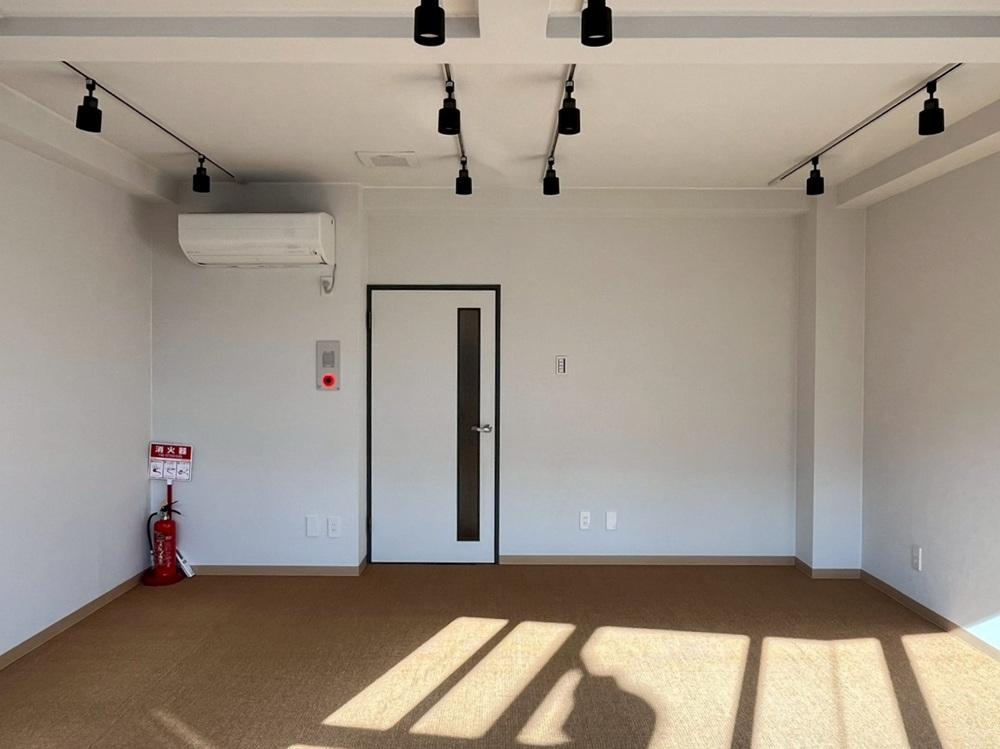 京都市左京区東丸太町32-2の賃貸物件/3F｜3階4階はシンプルに白のクロス張り