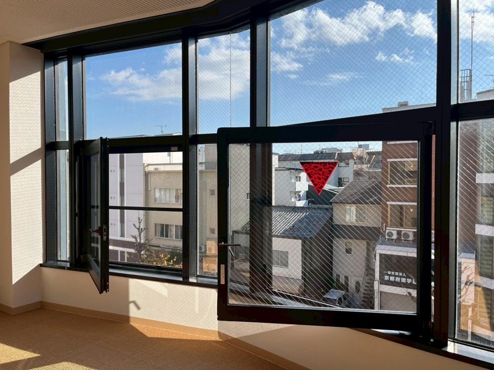 京都市左京区東丸太町32-2の賃貸物件/4F｜風が通せるようになってますが、落下には十分ご注意を。