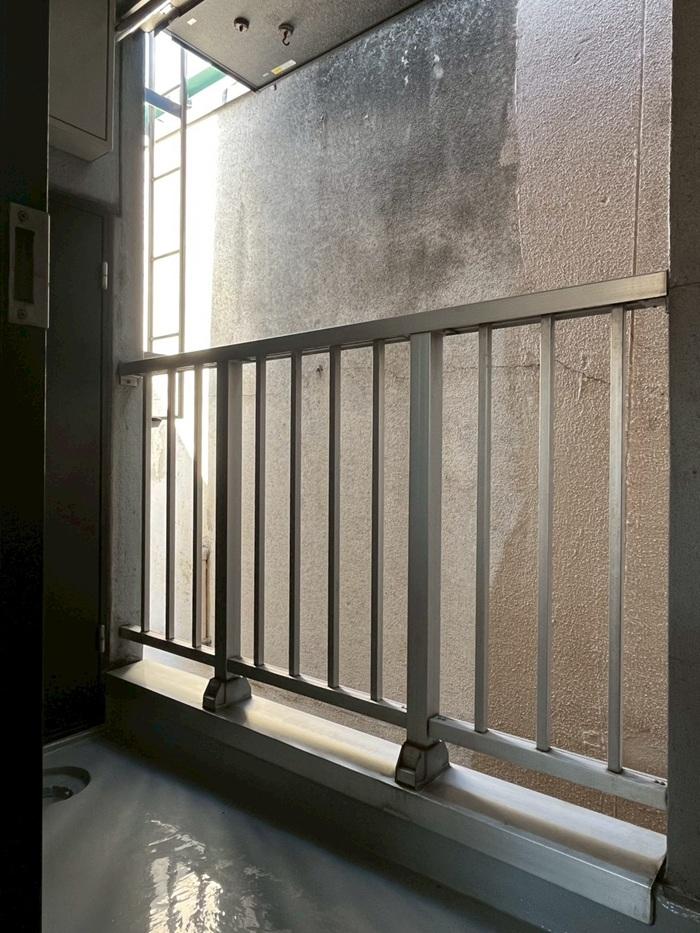 京都市左京区東丸太町32-2の賃貸物件/4F｜小さなバルコニーもあります