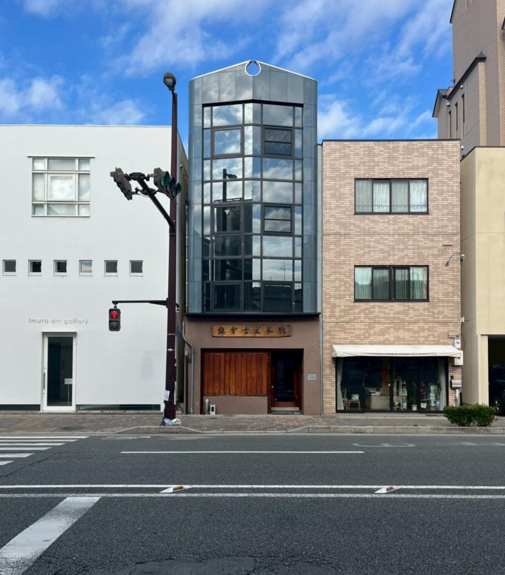 京都市左京区東丸太町32-2の賃貸物件/古書店とアートギャラリーに挟まれたガラス張りの4階建鉄骨ビル