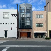 京都市左京区東丸太町32-2の賃貸物件/古書店とアートギャラリーに挟まれたガラス張りの4階建鉄骨ビル
