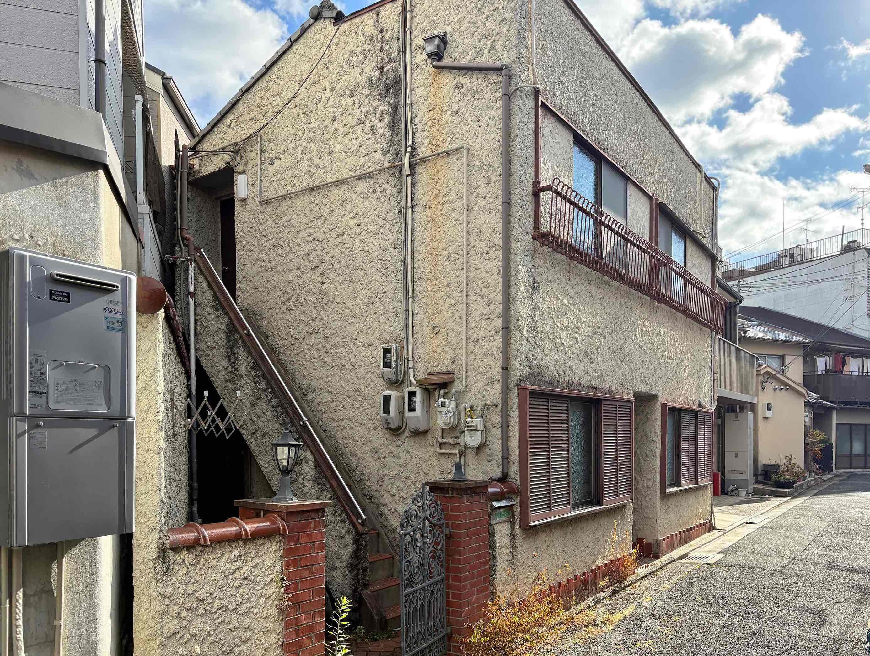 京都府京都市東山区今熊野椥ノ森町22-1の賃貸物件/懐かしい街並みの中で異彩を放つ本物件。凸凹とした外壁と所々に見えるレンガに異国感が溢れます