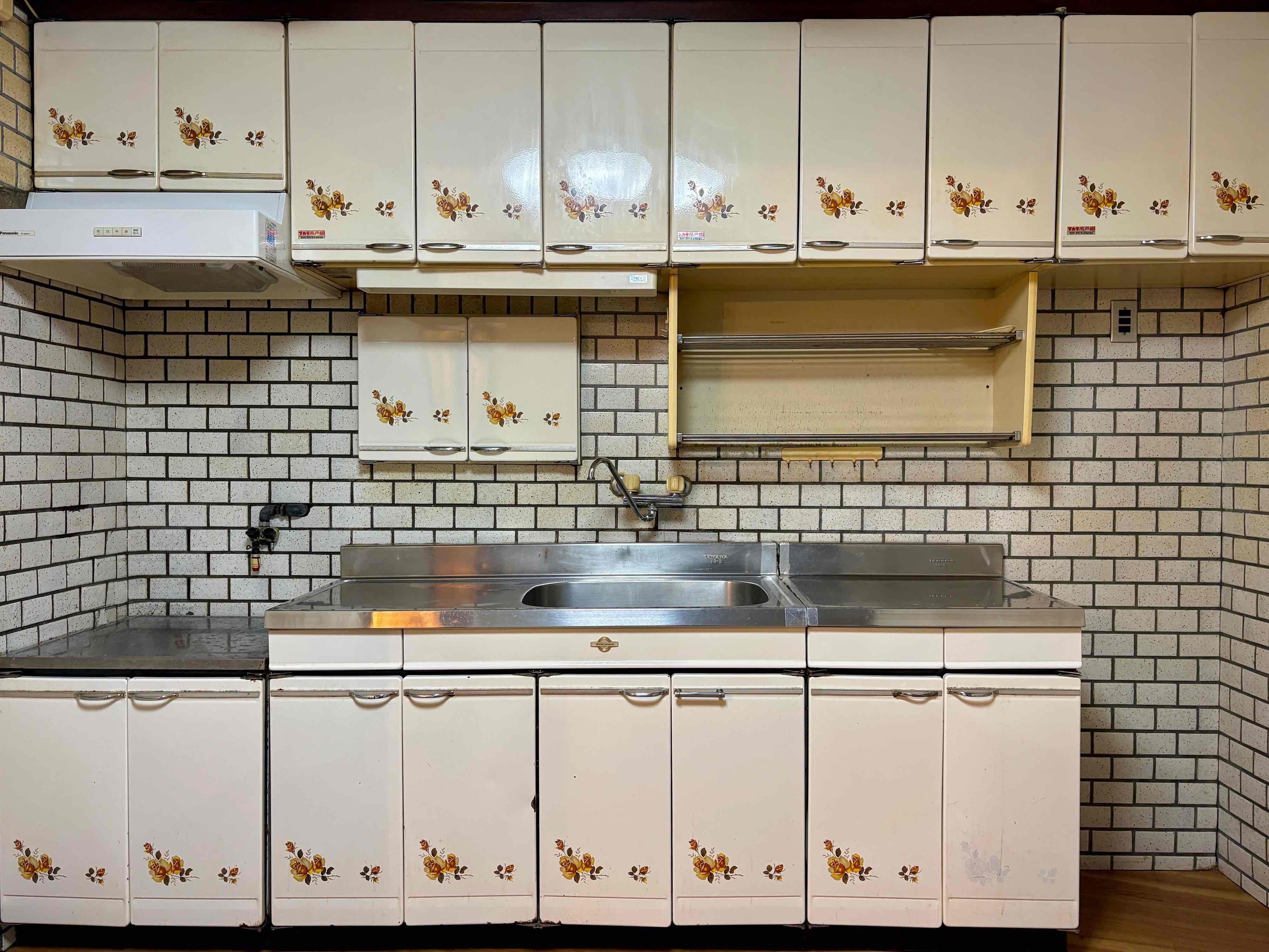京都府京都市東山区今熊野椥ノ森町22-1の賃貸物件/キッチンは懐かしいデザイン。全面タイル張りで個性的です。コンロは借主にて設置が必要