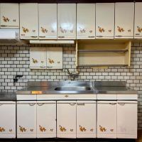 京都府京都市東山区今熊野椥ノ森町22-1の賃貸物件/キッチンは懐かしいデザイン。全面タイル張りで個性的です。コンロは借主にて設置が必要