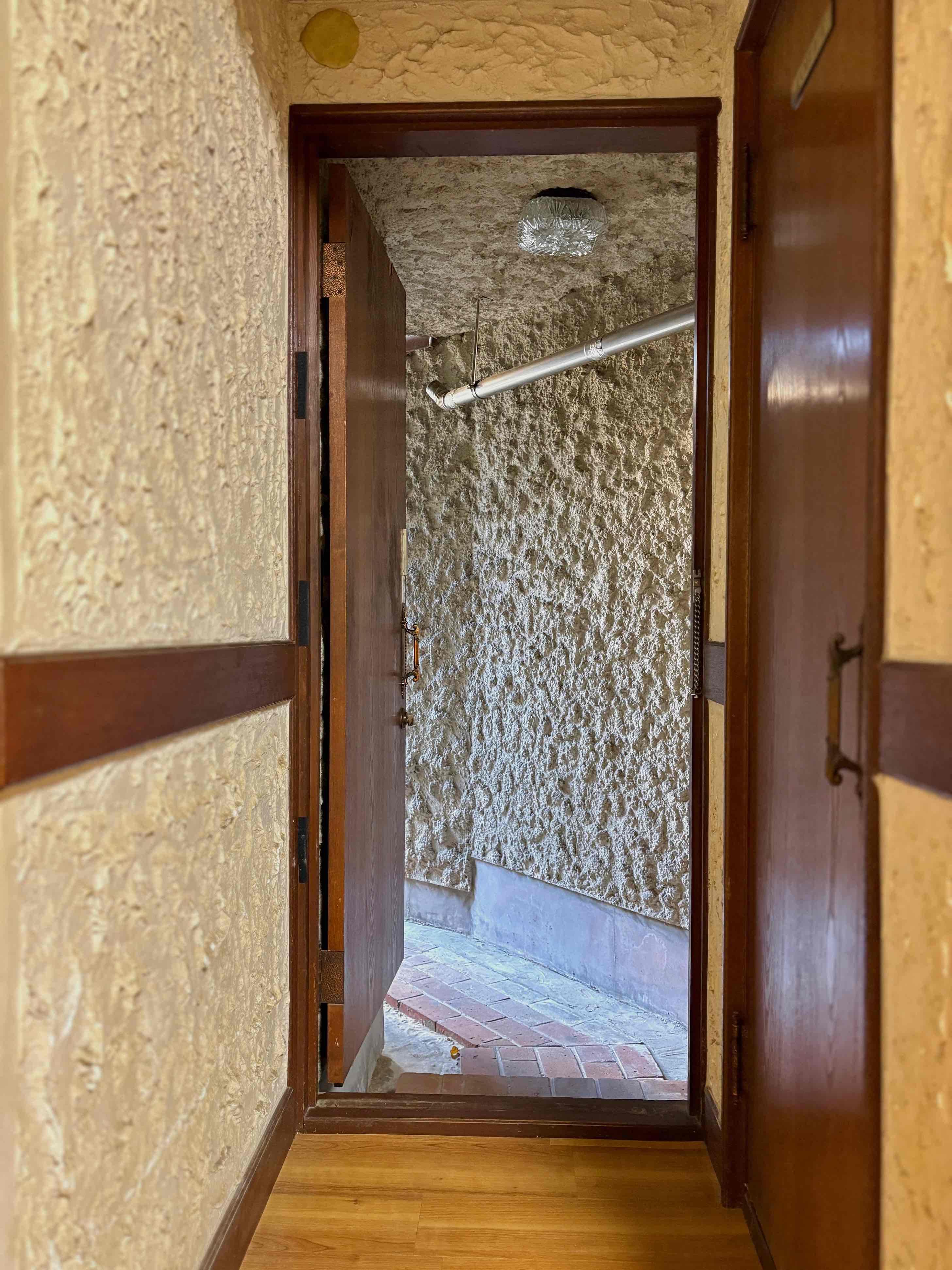 京都府京都市東山区今熊野椥ノ森町22-1の賃貸物件/右手のドアがトイレで、正面から外に出ると写真1枚目階段の下に繋がります。