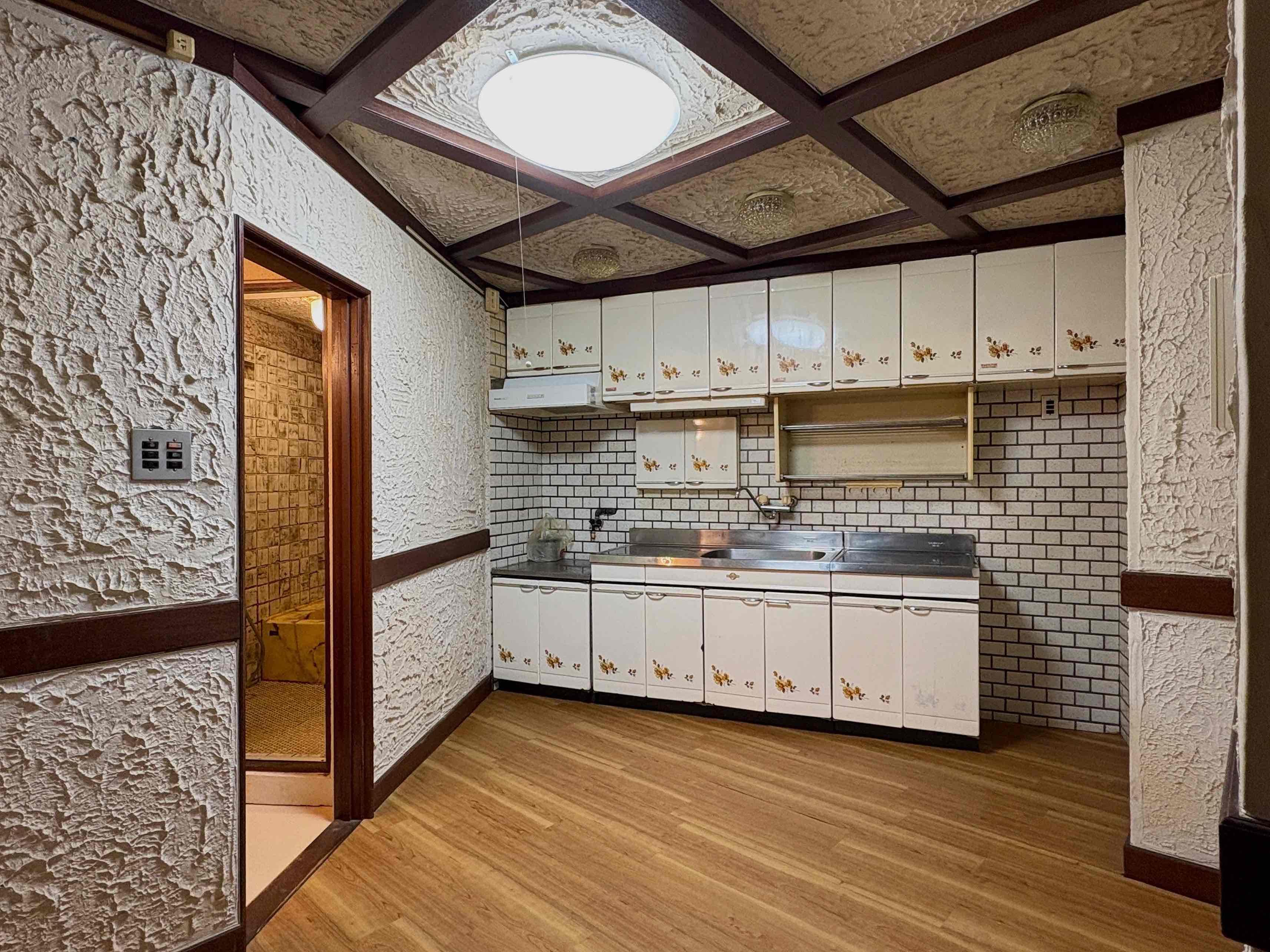 京都府京都市東山区今熊野椥ノ森町22-1の賃貸物件/ダイニングは図面通り歪な形。ちょっとしたカッパドキアの洞窟感があります