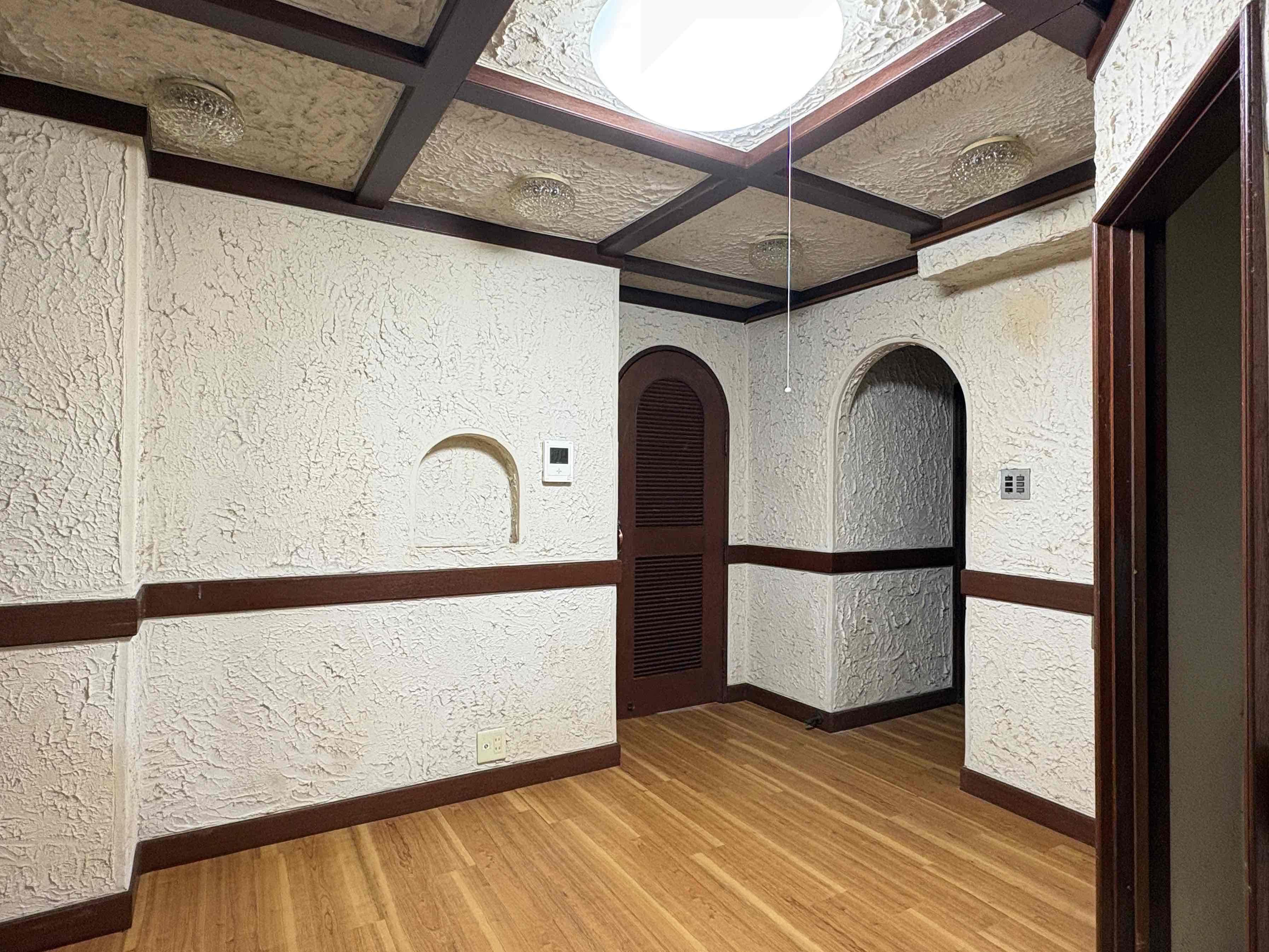 京都府京都市東山区今熊野椥ノ森町22-1の賃貸物件/アーチ状のドアが設置されているのが廊下に繋がって、ドアが無い場所の先はトイレと、1枚目の写真の階段下の出られます。