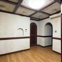 京都府京都市東山区今熊野椥ノ森町22-1の賃貸物件/アーチ状のドアが設置されているのが廊下に繋がって、ドアが無い場所の先はトイレと、1枚目の写真の階段下の出られます。