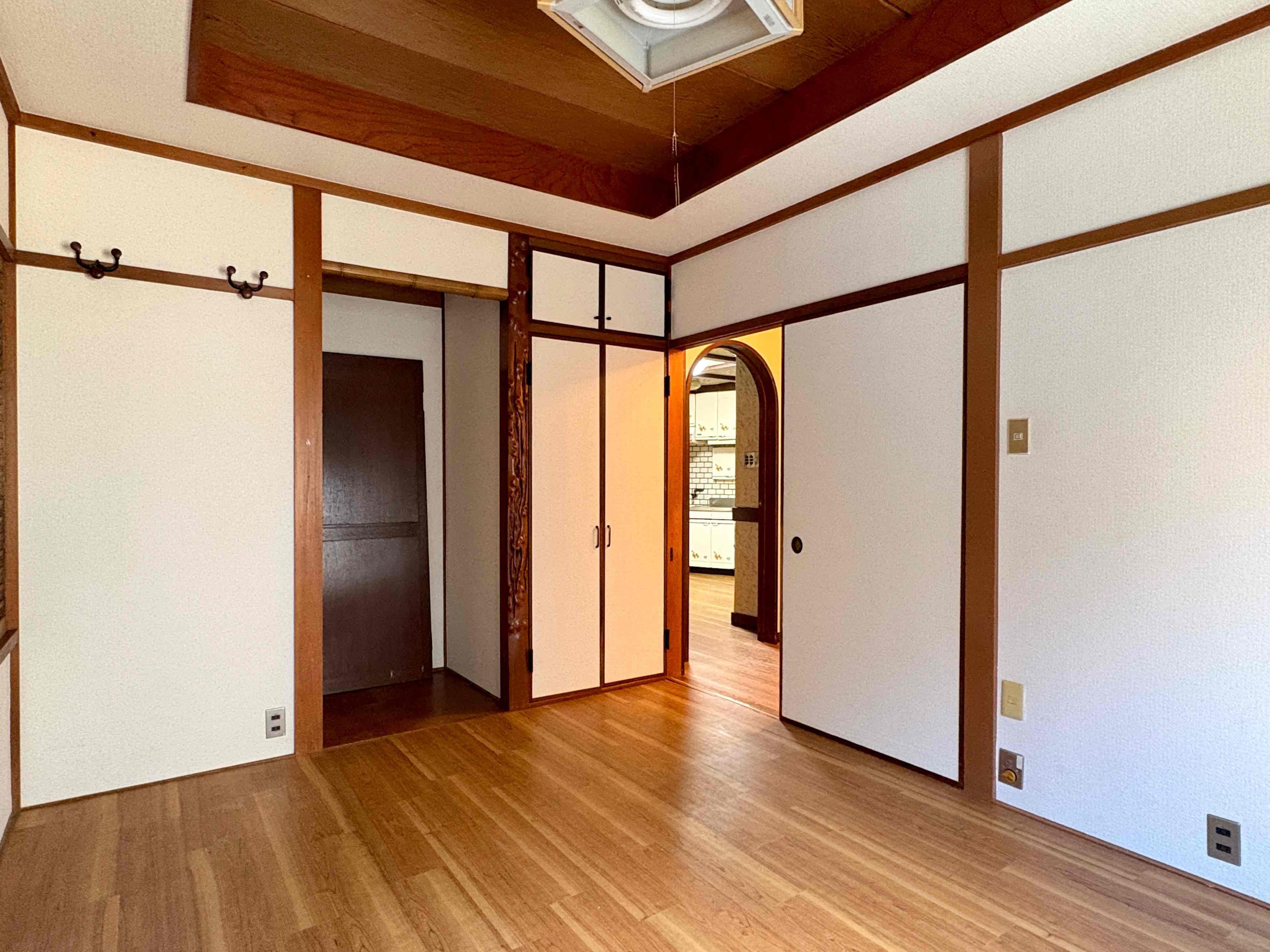 京都府京都市東山区今熊野椥ノ森町22-1の賃貸物件/元和室らしく仏間があった形跡があります。