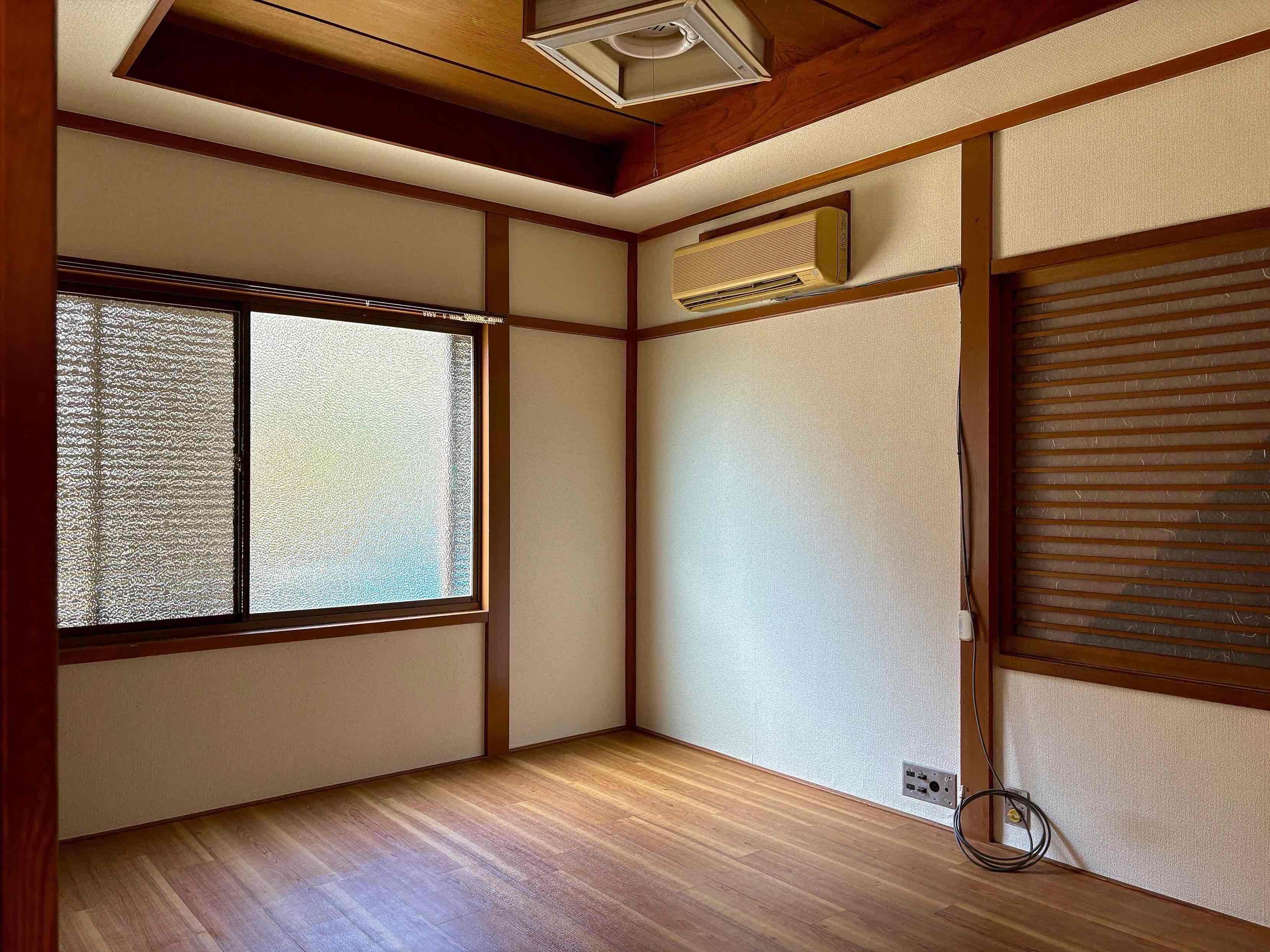 京都府京都市東山区今熊野椥ノ森町22-1の賃貸物件/南側洋室は元和室の名残あり。南も北も型ガラスがかわいらしい