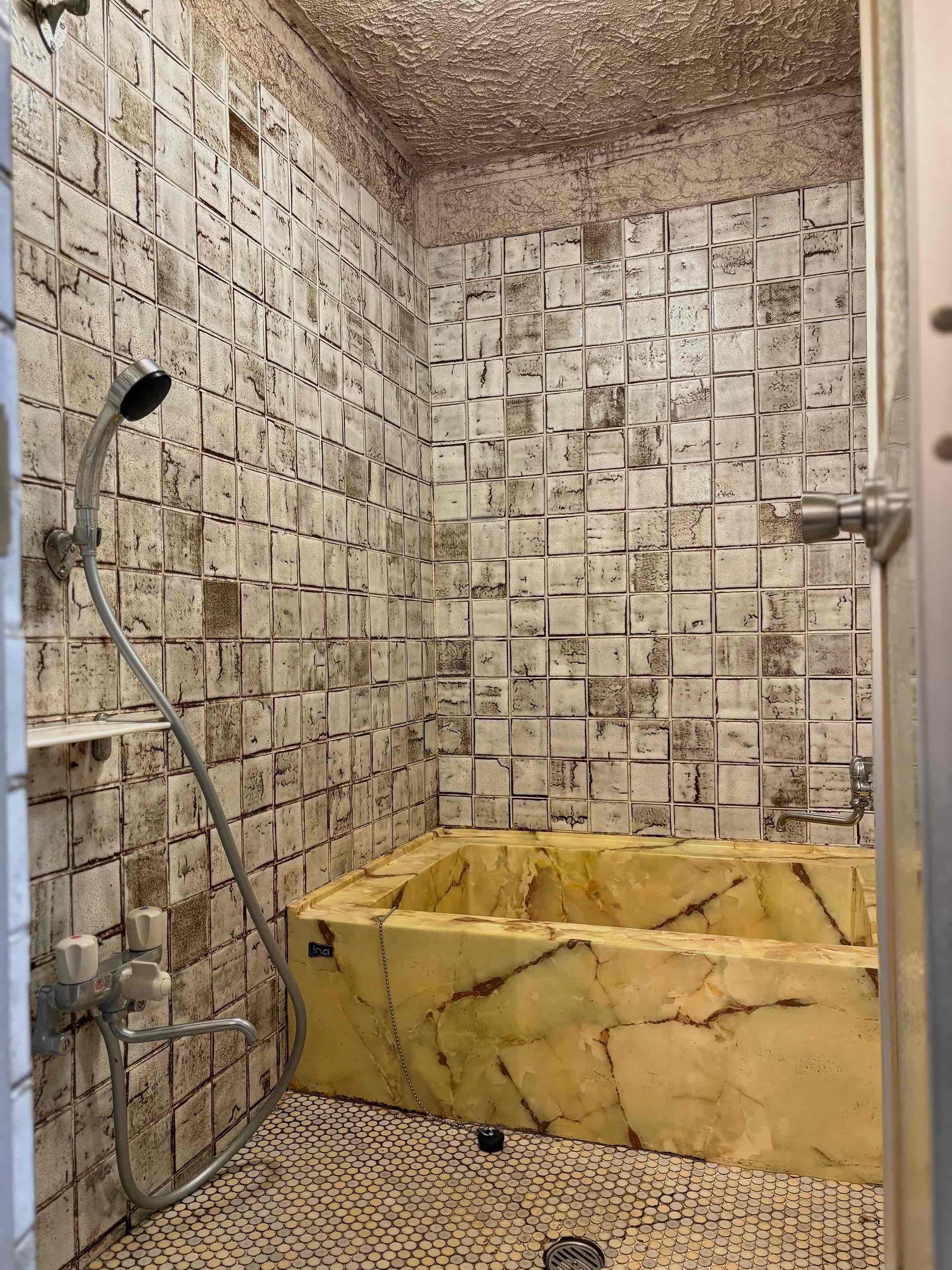 京都府京都市東山区今熊野椥ノ森町22-1の賃貸物件/お風呂もまたまたタイル張り。ちなみに浴槽は大理石風のプラスチック製