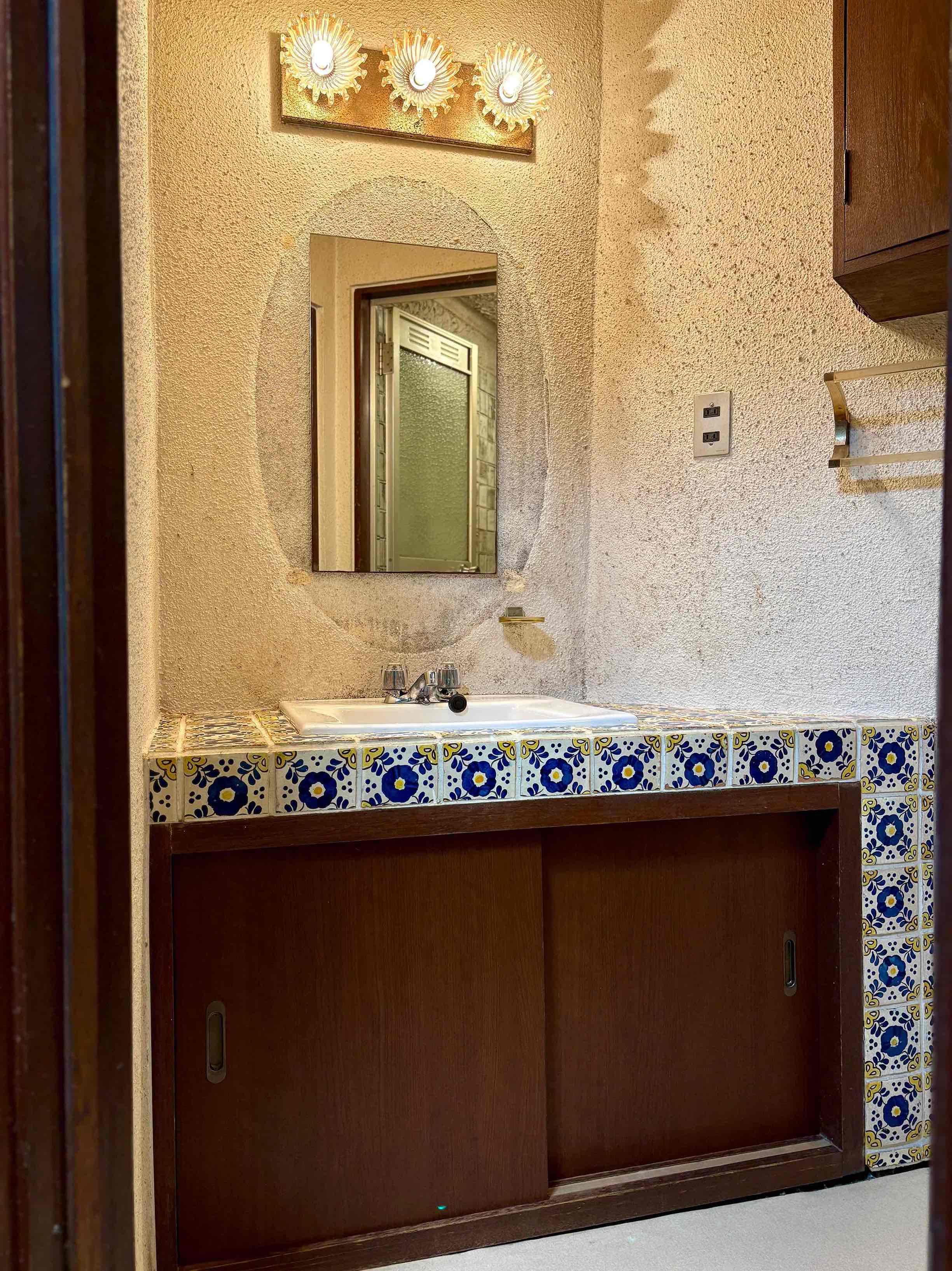 京都府京都市東山区今熊野椥ノ森町22-1の賃貸物件/洗面台はかわいい照明と洋風のタイル。