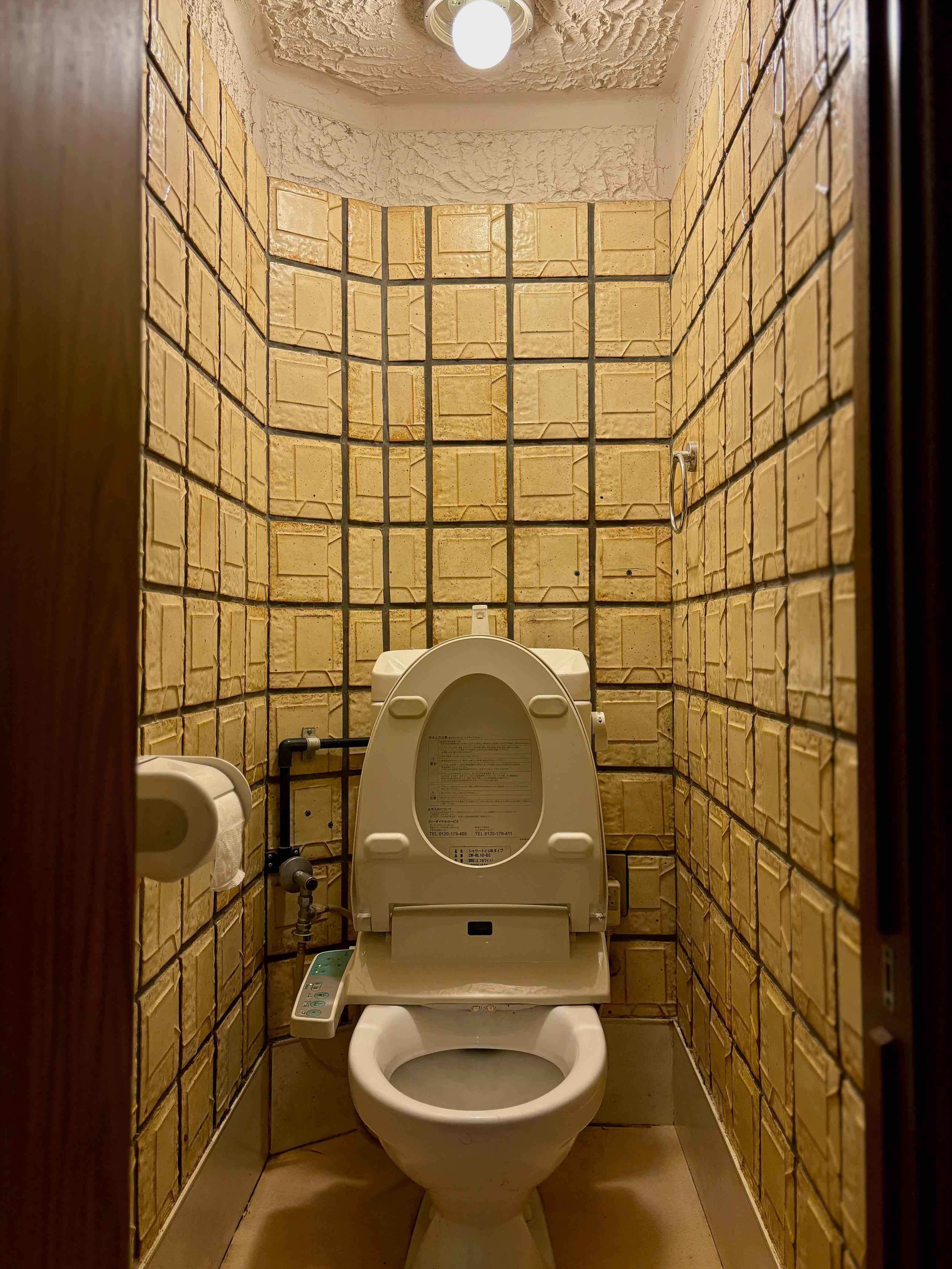 京都府京都市東山区今熊野椥ノ森町22-1の賃貸物件/なんとなんとトイレもタイル張りの徹底ぶりです。