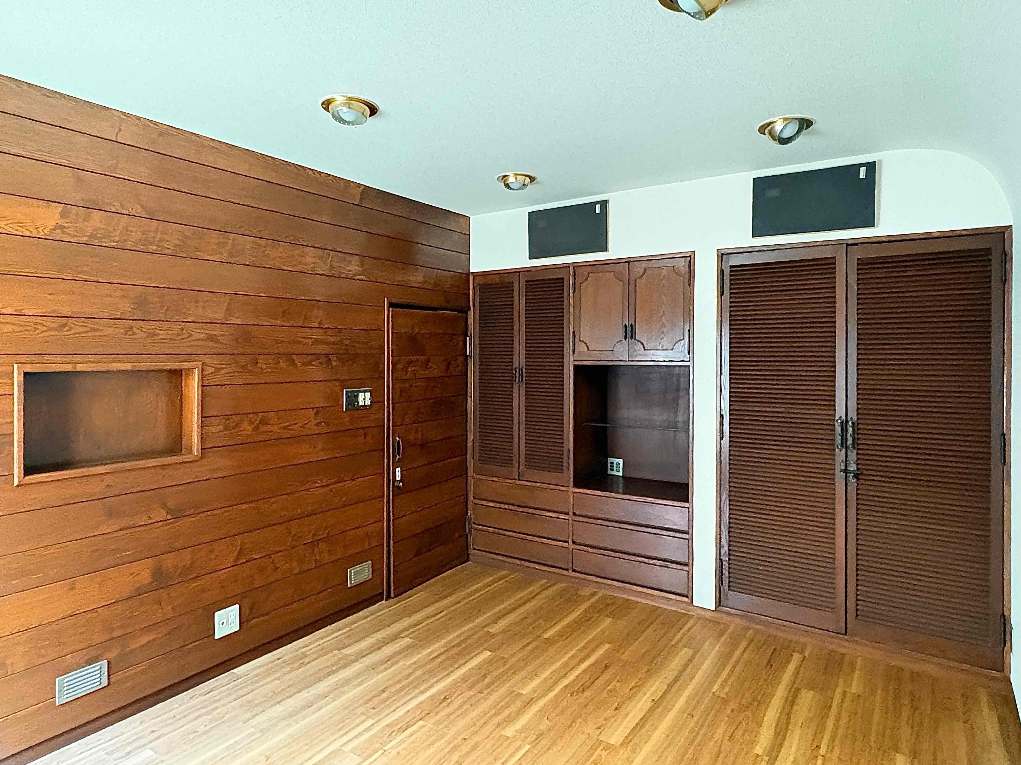 京都府京都市東山区今熊野椥ノ森町22-1の賃貸物件/天井のに設置された照明が個性的でした。収納あたりの木材の色が渋い。光の加減で青っぽく見えますが、白無地の天井です（1つ前の写真をご参照ください。）