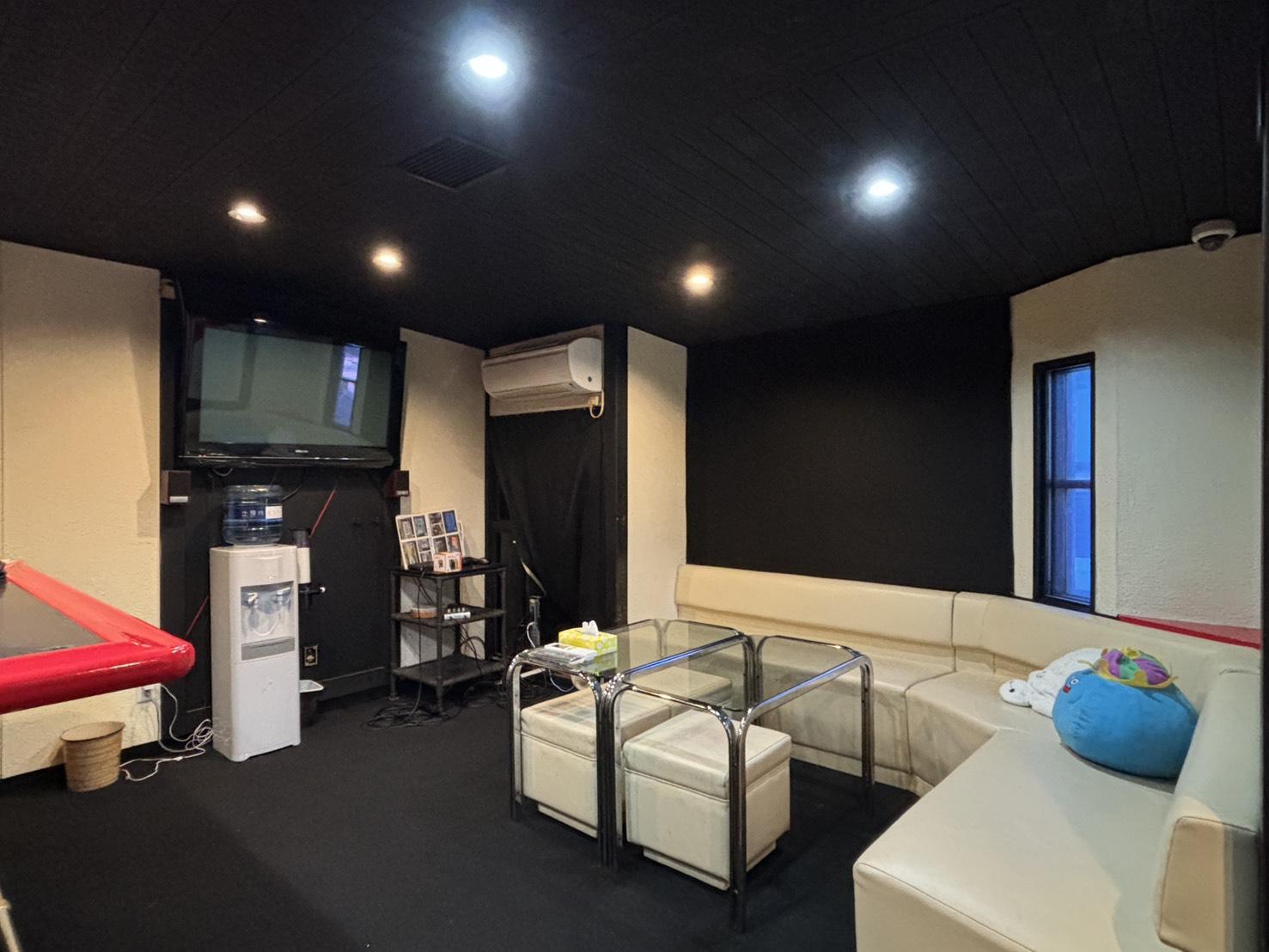 京都市北区紫野南舟岡町85-2の賃貸物件/ソファに腰掛けて、カラオケをしていた情景が目に浮かびます