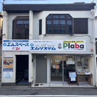 京都市北区紫野南舟岡町85-2の賃貸物件/外観はこちら、2階の窓のデザインはかわいいですが、現在の入居者が退去されたあとに買い取り専門店おたからやさんの看板がつく予定