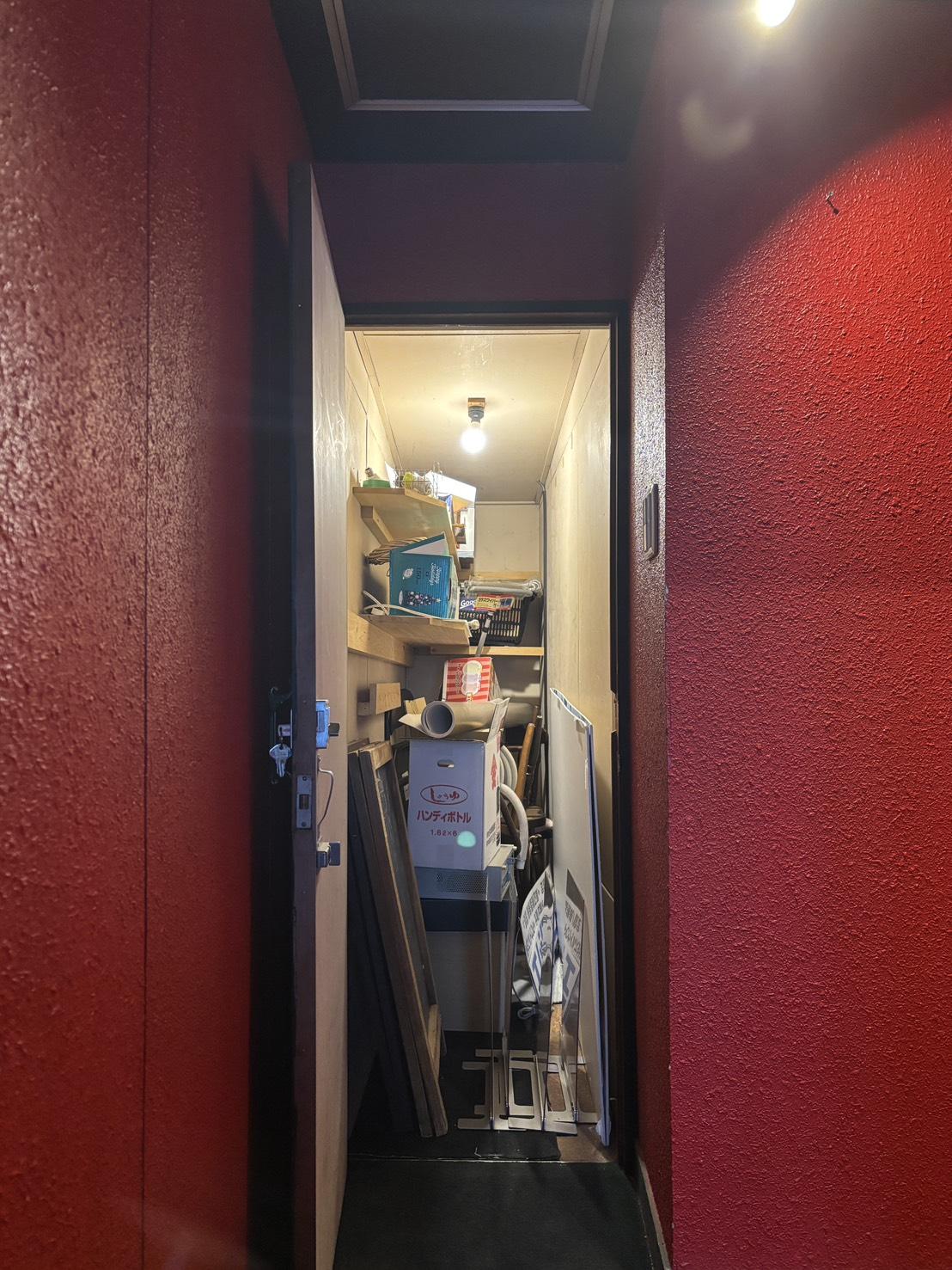 京都市北区紫野南舟岡町85-2の賃貸物件/階段を上がった先にある物入、1階の方と共同で使うことになりそうです