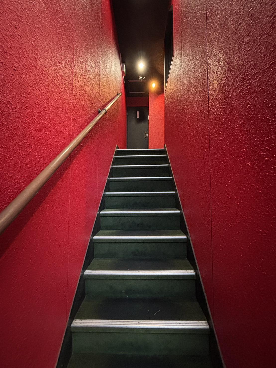 京都市北区紫野南舟岡町85-2の賃貸物件/階段室は潔く情熱的な赤