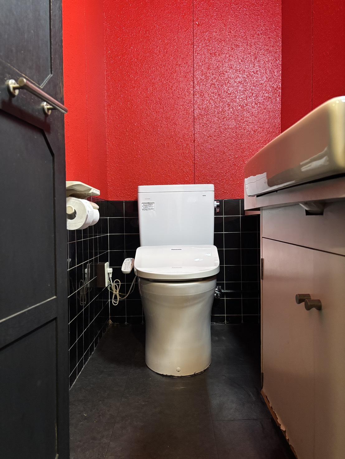 京都市北区紫野南舟岡町85-2の賃貸物件/トイレも期待を裏切らず赤