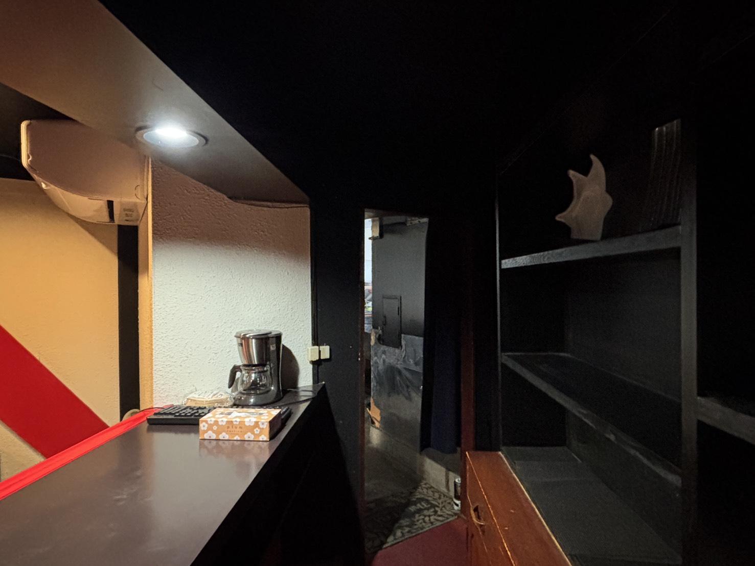 京都市北区紫野南舟岡町85-2の賃貸物件/カウンターから繋がって、厨房スペースへ