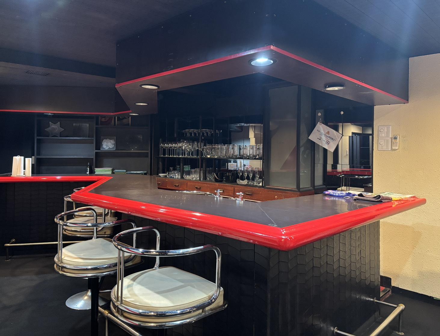 京都市北区紫野南舟岡町85-2の賃貸物件/赤いアクセントの効いた、ザ・スナック。カウンター内に立てばすぐさま貴女もママデビュー。