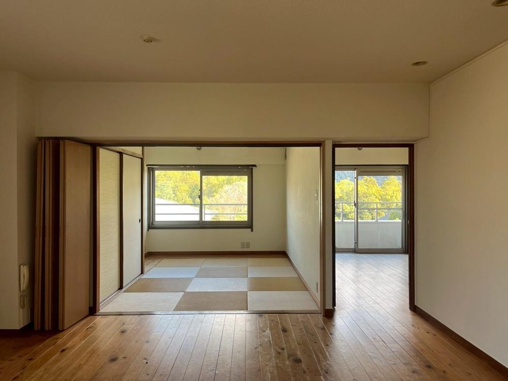 京都市左京区聖護院円頓美町47-5の売買物件/バルコニー側に2室、真ん中にリビング、西側にもう1室という構成の間取り