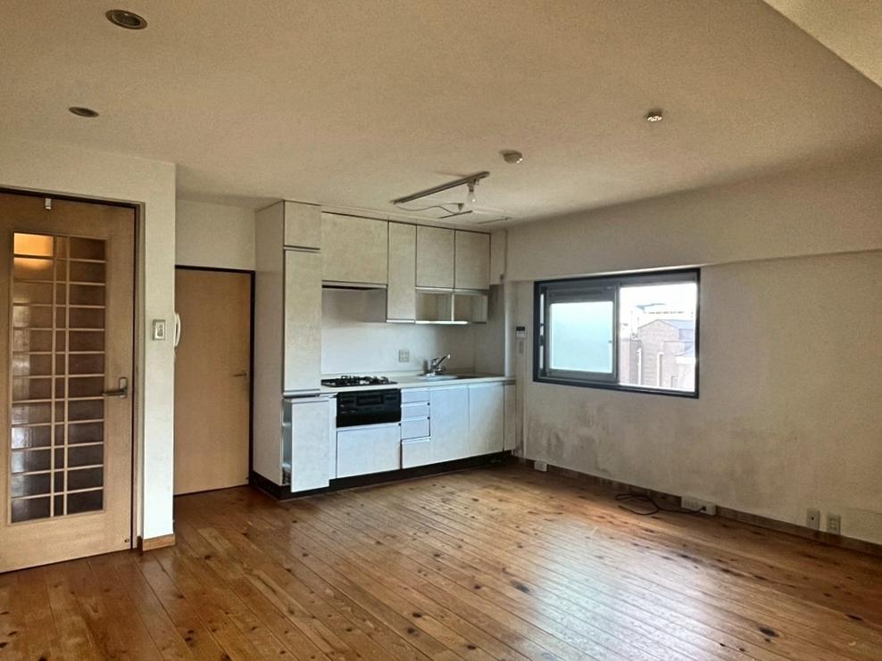 京都市左京区聖護院円頓美町47-5の売買物件/北側の壁面は恐らく結露によるカビの痕跡。断熱など何か対策しておきたい箇所。